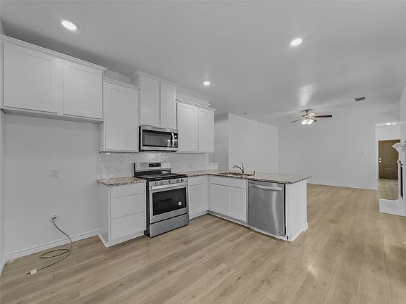5th image of 2126 Hobby Dr