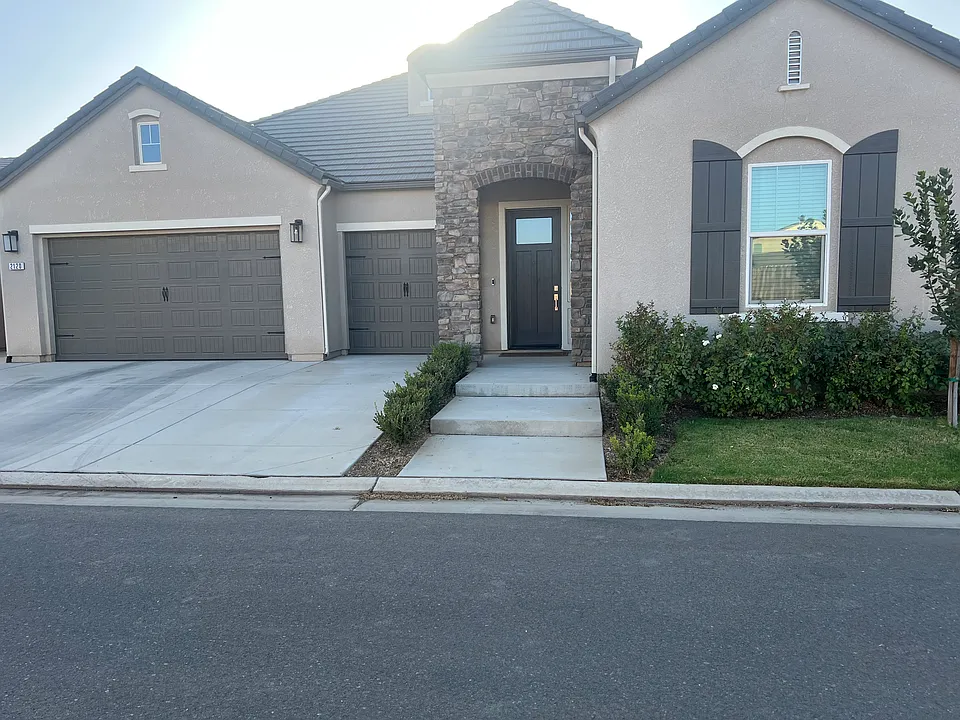 2120 N Perry Ln