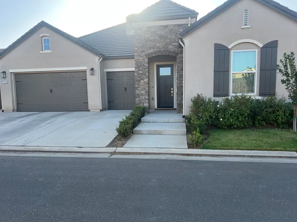 2120 N Perry Ln, Clovis, CA 93619