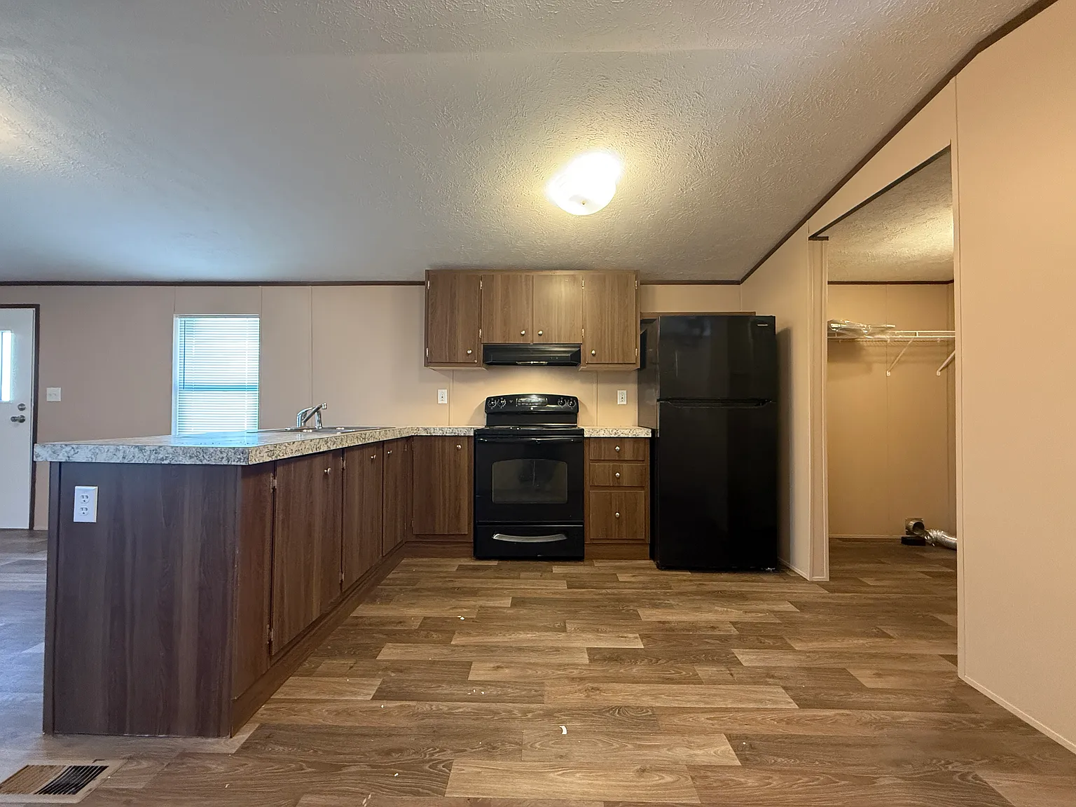 3 bed, 960 sqft, $1,550 — Photo 4