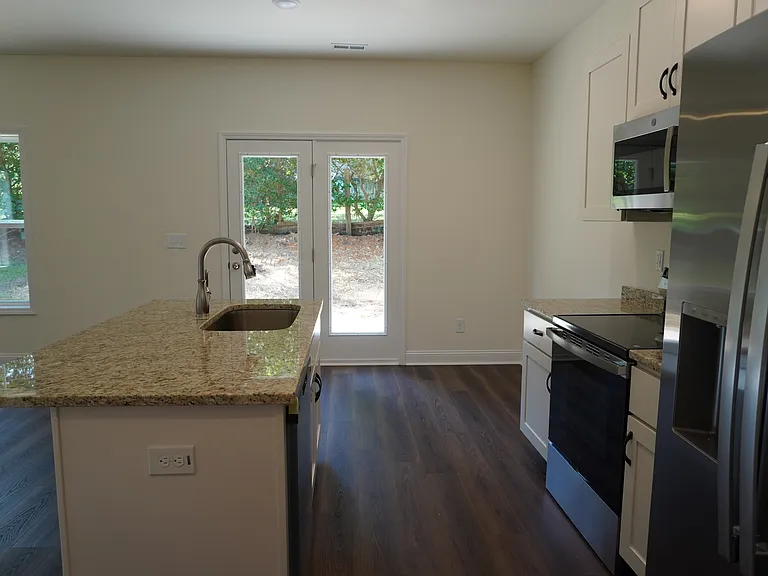 385 Buhmann Dr — Photo 4