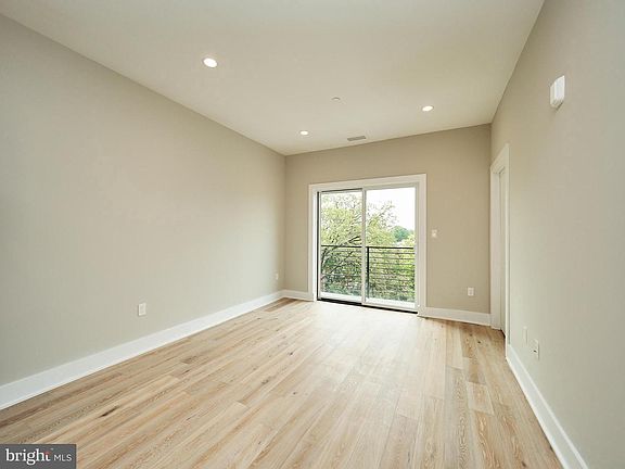 5th image of 1016 17th Pl NE #203