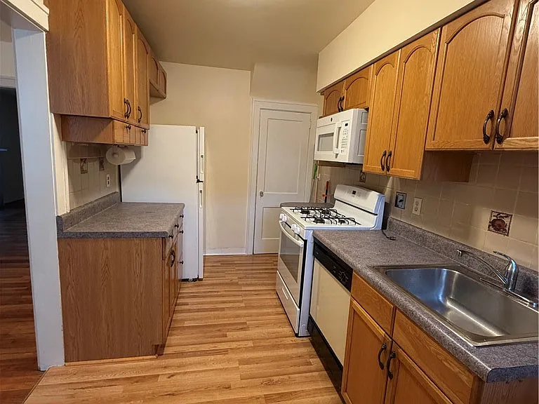 2332 Sherbrook St — Photo 11