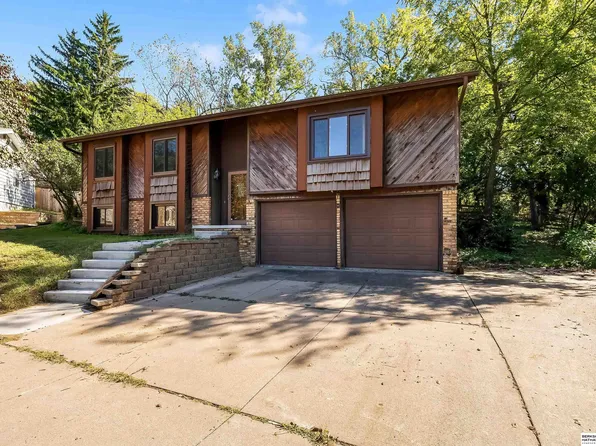 802 Moore Dr, Bellevue, NE 68005