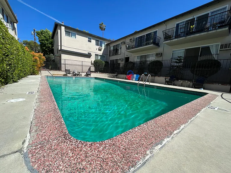 1351 Armadale Ave #6 — Photo 9