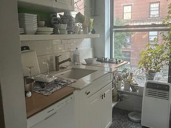 4th image of 925 W End Ave APT 3C