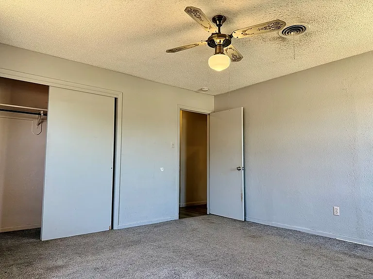 112 S Eisenhower Dr — Photo 10