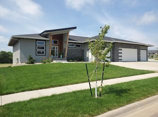 1405 S Scarlet Oak Trl, Sioux Falls, SD 57110
