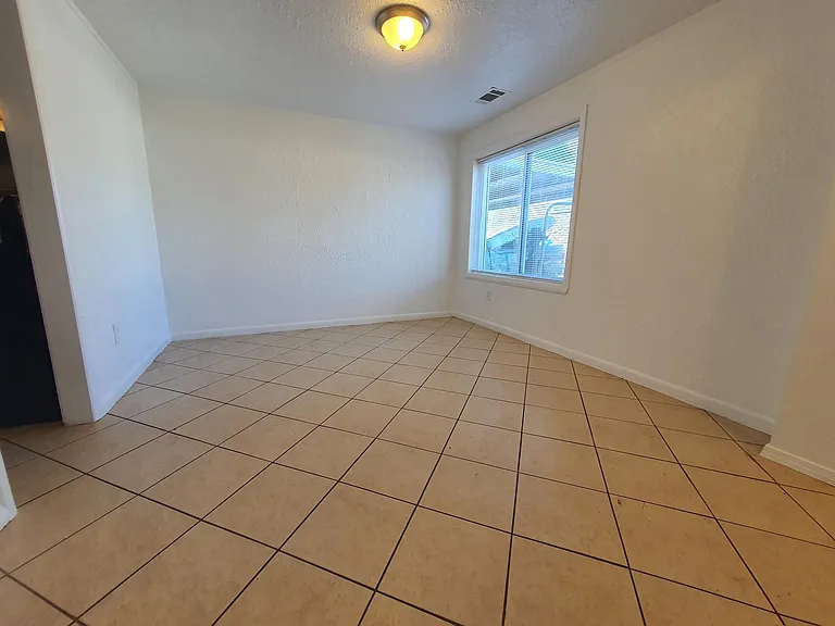 1137 Lloyd Dr — Photo 9