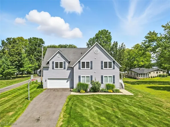 490 Peacock Ln, Rock Creek, OH 44084