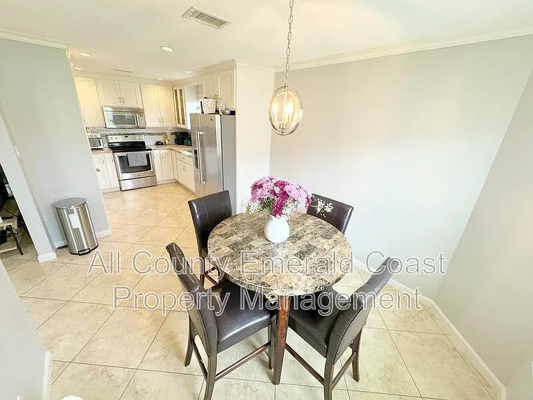 915 Emily Cir — Photo 11
