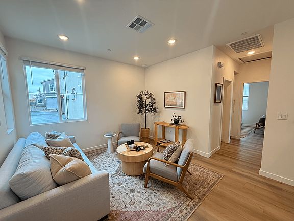 4th image of 909 W 1st St #139