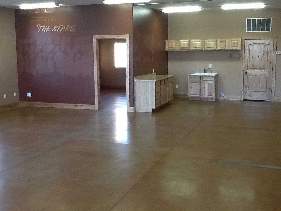 Large open floor plan with conference room and bathroom in b