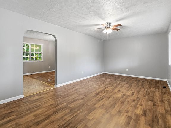 5th image of 3572 Echo Valley Rd
