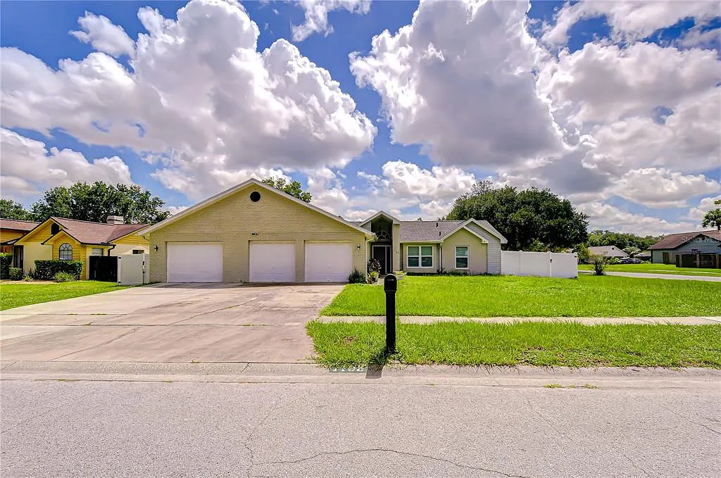 3 bed, 3.0 bath, 2008 sqft, $3,195 — Photo 4