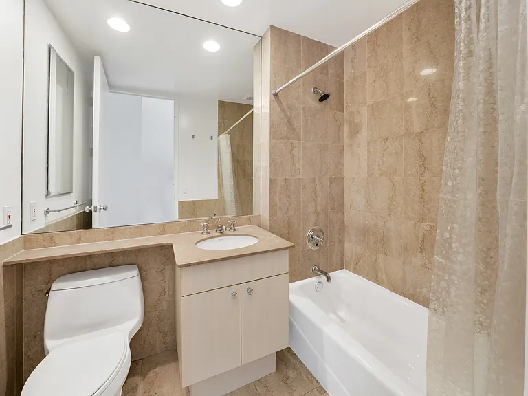 401 E 60th St #33B — Photo 9