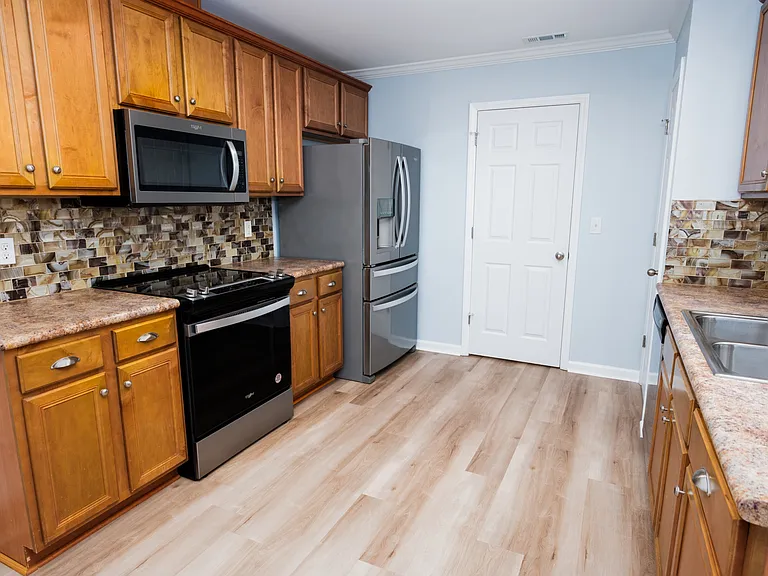 100 Lakeside Green Dr — Photo 11