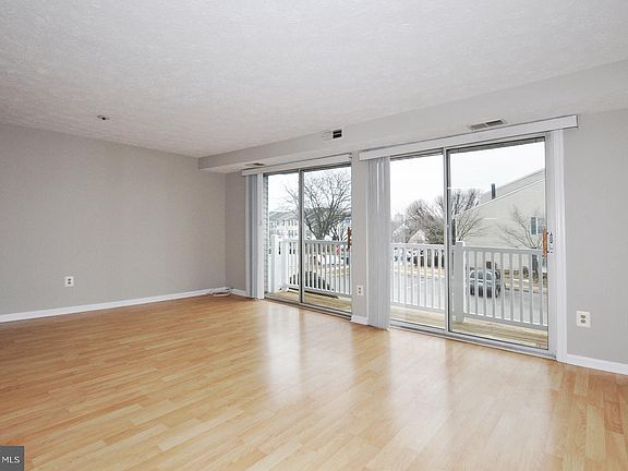 3rd image of 501 Palmtree Dr APT 8