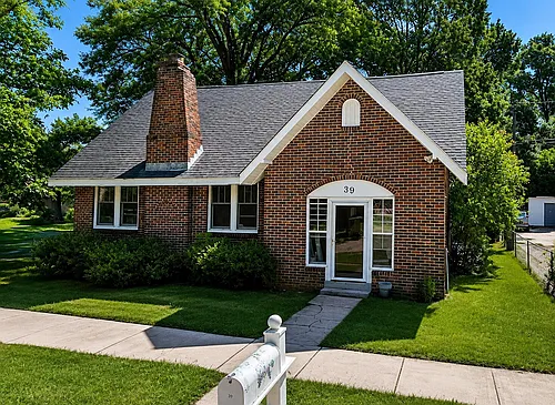 39 Chestnut St Photo 1