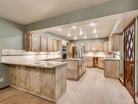 5th image of 2501 Southlawn Dr