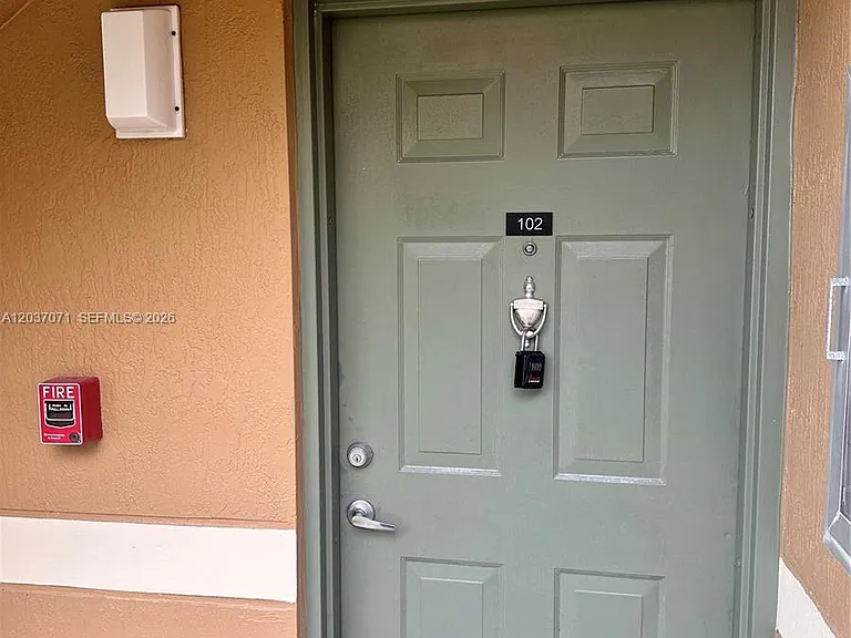 8050 N Nob Hill Rd #102 — Photo 1