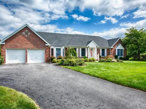 4640 Susan Dr, Bethlehem, PA 18017