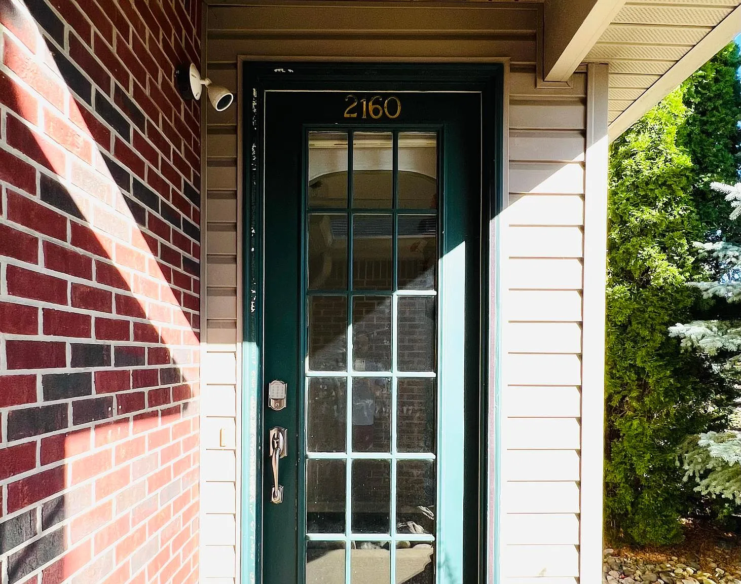 3 bed, 1699 sqft, $2,400 — Photo 2