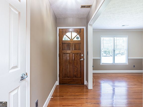 4th image of 215 Valley Brook Trl