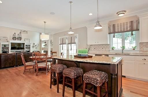 5th image of 8 Willow Woods Dr
