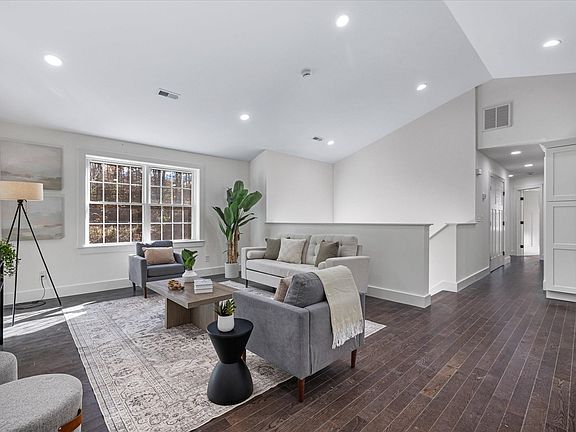 4th image of 47 W Brookfield Rd