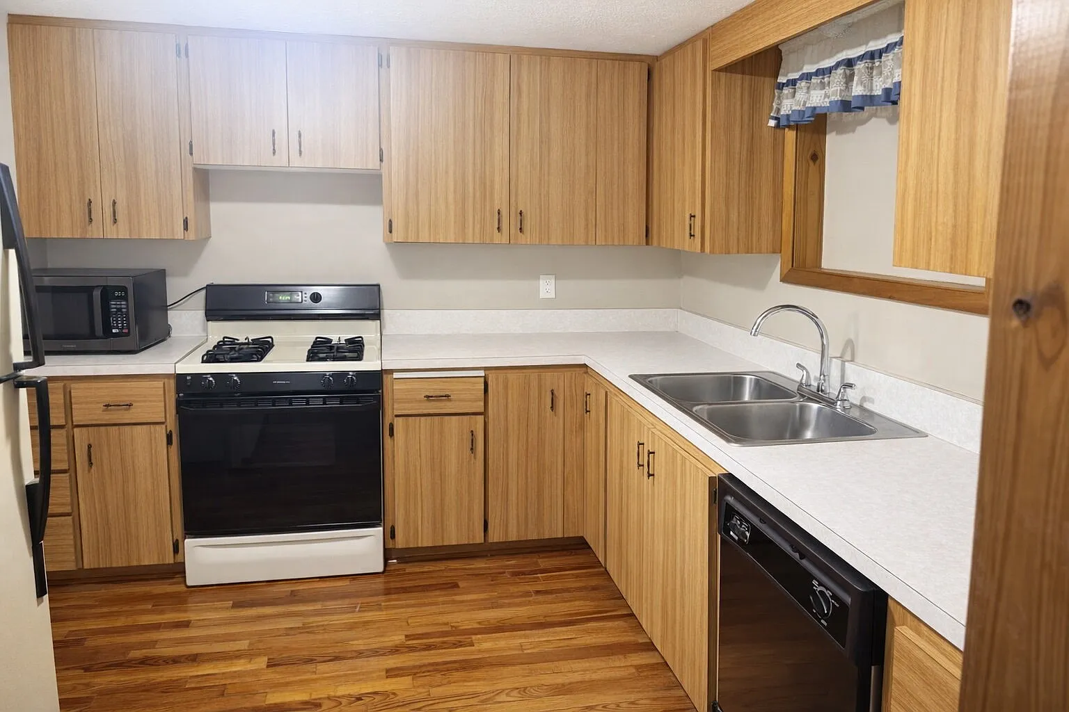 3 bed, 2.0 bath, 1584 sqft, $1,900 — Photo 2