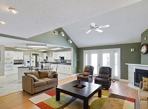 5th image of 206 Surrey Dr
