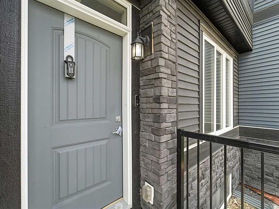 2nd image of 21 E Corner Glen Row NE