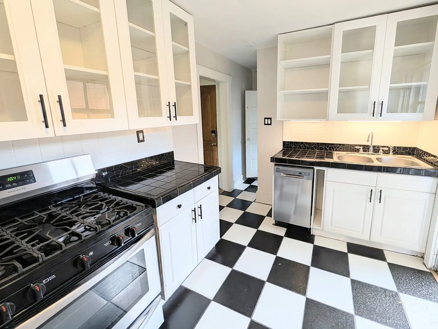 1 bed, 750 sqft, $1,699 — Photo 3