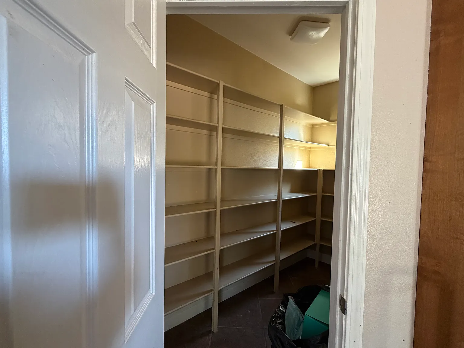 5 bed, 2423 sqft, $3,200 — Photo 4