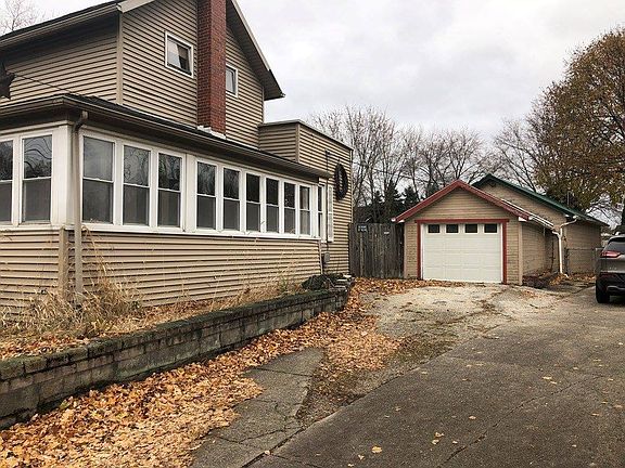 2nd image of 1021 Cottage St