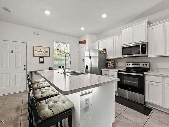 5th image of 8334 ASTEROID Street