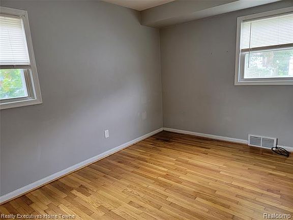 4th image of 28647 Hollywood St
