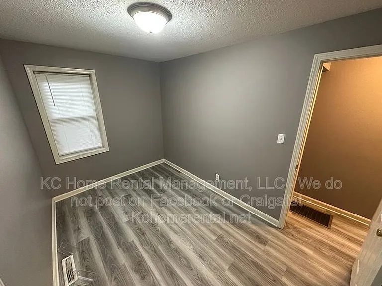 1110 W 41st Ter #1W — Photo 14