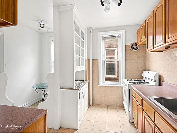 3rd image of 2799 Claflin Ave