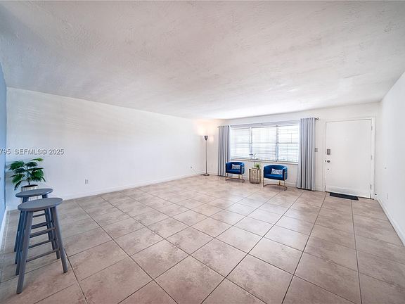 5th image of 1855 NE 121st St APT 32