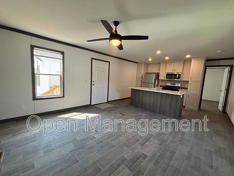 3 bed, 2.0 bath, 1056 sqft, $1,279 — Photo 4