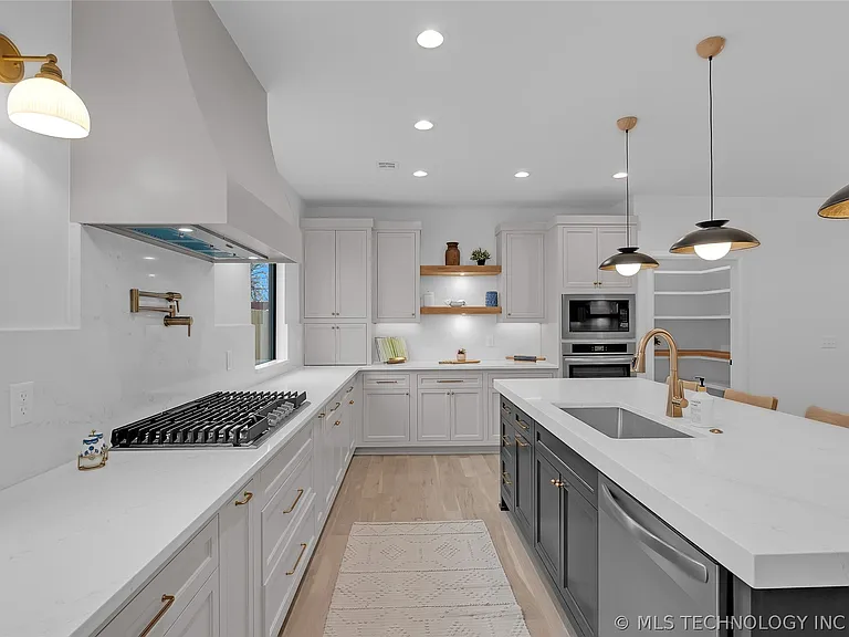 515 W El Paso St — Photo 28