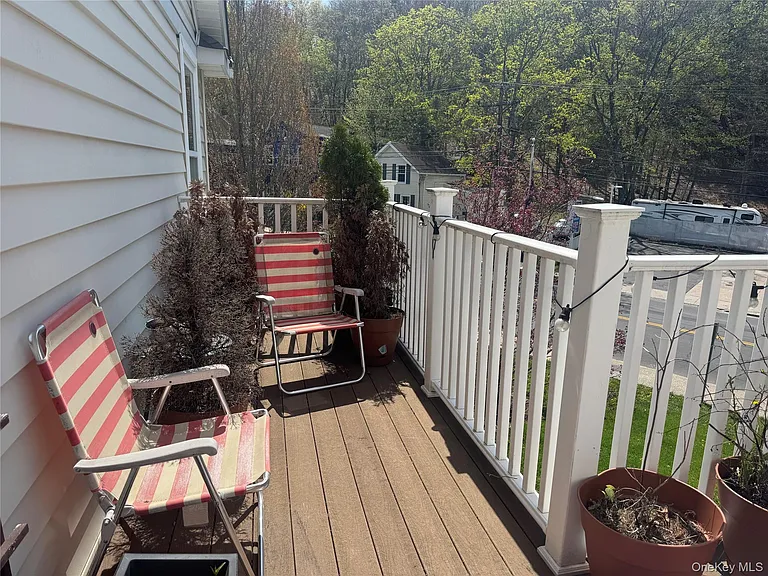 907 Main St — Photo 15