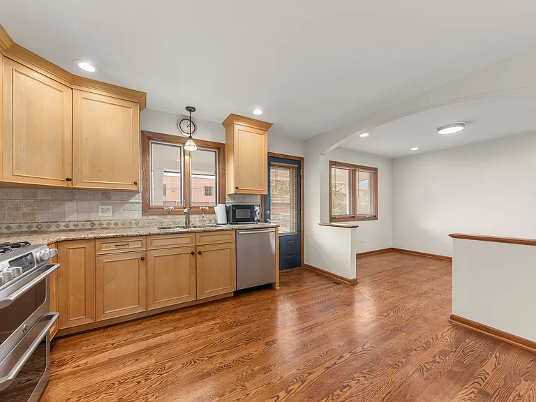 526 S 6th Ave — Photo 6