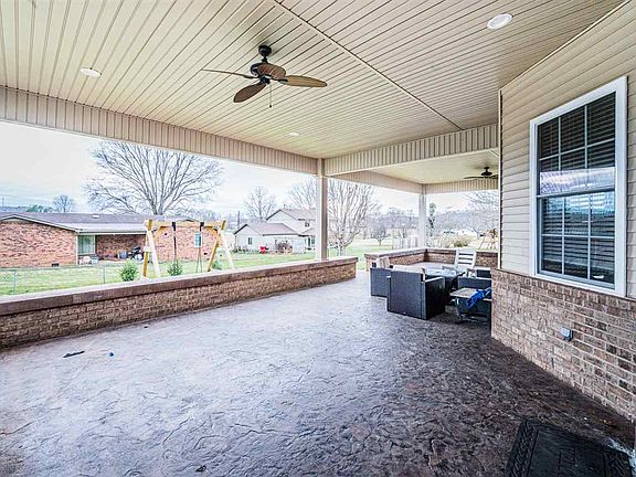 4th image of 1004 Meadowlane Dr
