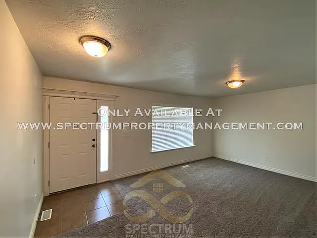 3 bed, 2928 sqft, $2,395 — Photo 2