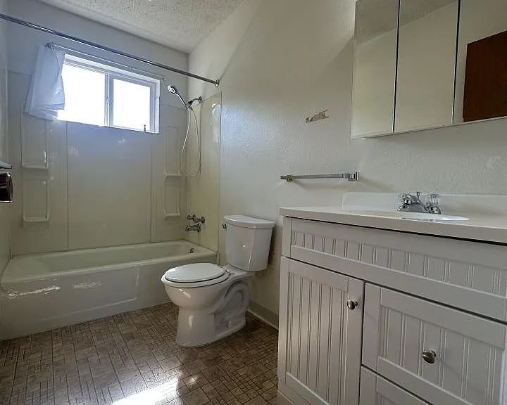 2020 Alderson Ave #4 — Photo 5