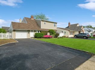 27 Apollo Ln, Hicksville, NY 11801