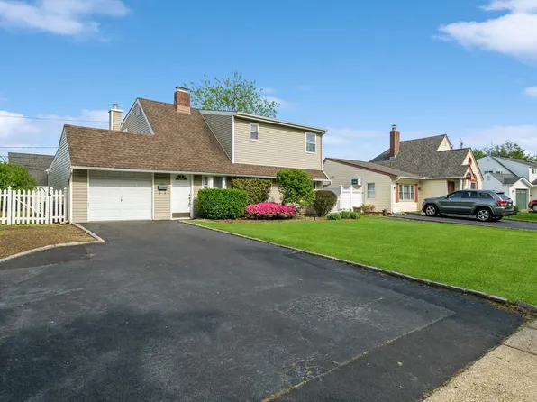 27 Apollo Lane, Hicksville, NY 11801